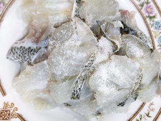 酸菜鱼,接下来腌鱼肉，放入比平常炒菜多1倍的盐，用手沾水轻轻抓勺。