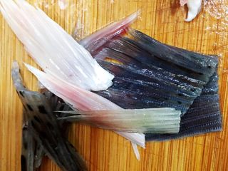 酸菜鱼,鱼架上的鱼鳍剪掉，吃时比较方便不扎嘴。