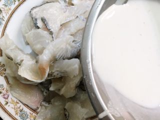 酸菜鱼,一边倒入一边用手抓匀，让淀粉均匀地裹上鱼肉。