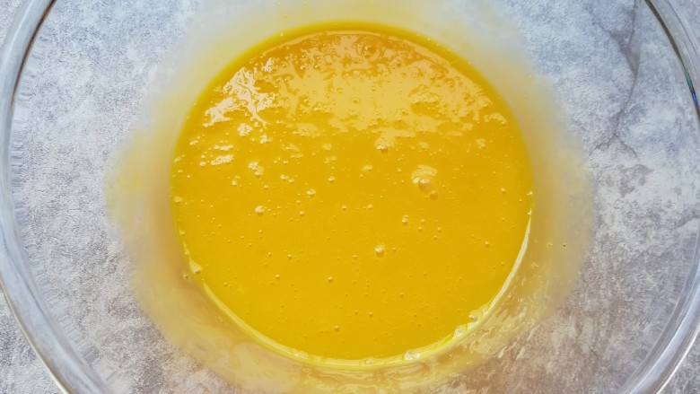 6寸中空戚风蛋糕,蛋清先放在一边，用手动打蛋器将蛋黄搅打均匀。
