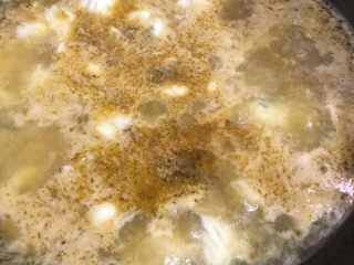 酸菜鱼,水开后下入鱼片，煮至鱼片变白后连汤汁倒在刚才捞出材料上。
