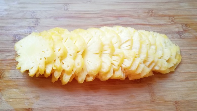 菠萝花,去皮的菠萝冲洗干净，切成厚度大概0.5mm的片。