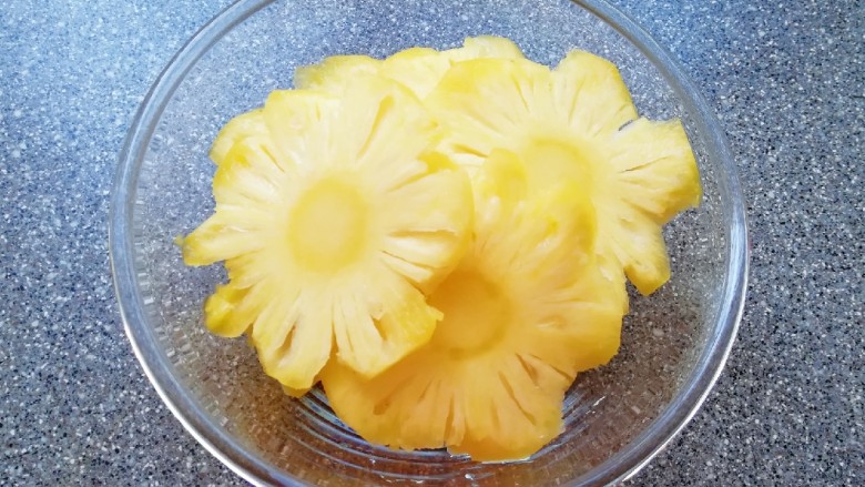 菠萝花,切好的菠萝片放入盆里。