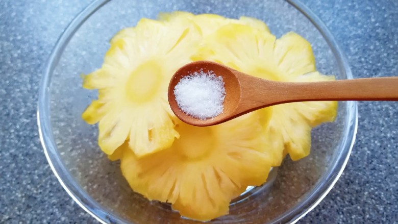 菠萝花,加入盐和纯净水泡10分钟左右。