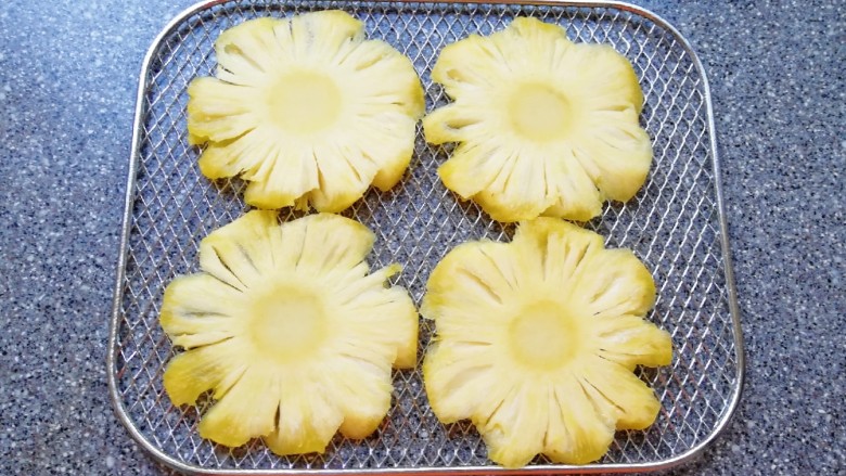 菠萝花,摆在烤网上。
