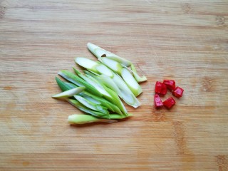 茄汁土豆丝,大葱切成丝，干红辣椒切成小段。