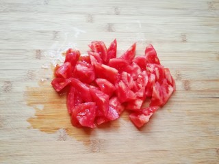 茄汁土豆丝,西红柿洗干净去皮切成小块。