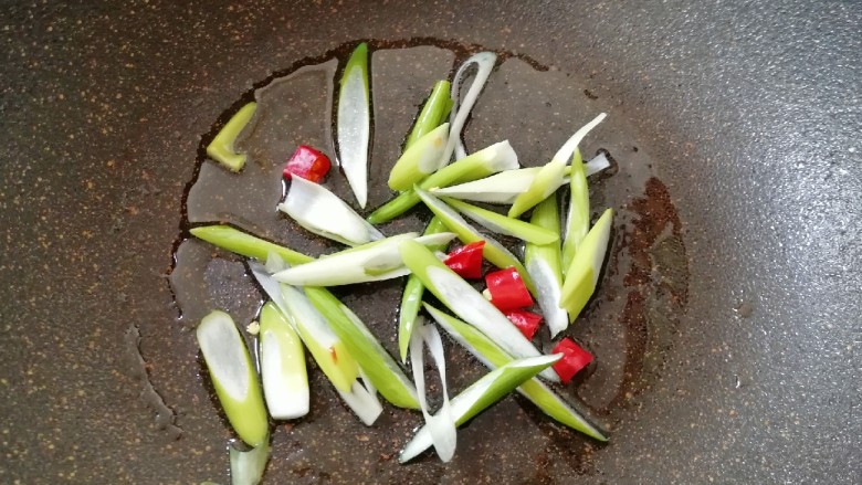 茄汁土豆丝,炒锅内倒适量的食用油烧热，下入葱丝和干红辣椒炒香。
