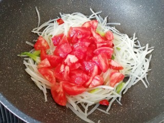 茄汁土豆丝,下入西红柿。