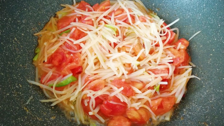 茄汁土豆丝,翻炒至西红柿出汁。