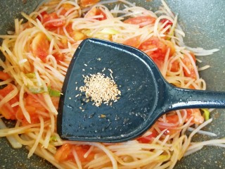 茄汁土豆丝,放原味鲜翻炒均匀，关火出锅。
