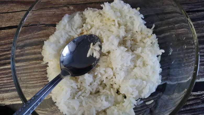 饭团子,米饭放入大碗中搅散