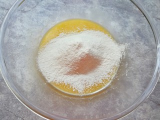 麦片芝麻核桃酥,筛入低筋面粉。