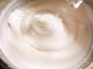 鲜果裸蛋糕（最简易的奶油水果蛋糕）,继续搅打，蛋白出现轻微纹路时加入最后20克糖粉打到拉起有小弯钩状态。