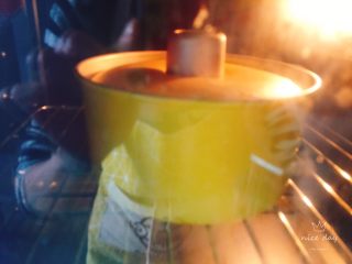 鲜果裸蛋糕（最简易的奶油水果蛋糕）,放入提前预热好的烤箱，烤箱中层，上下火，170度，40分钟左右，