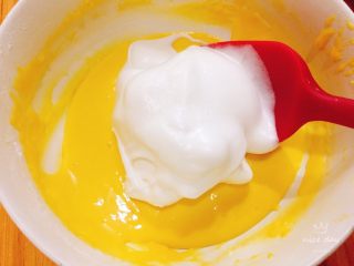 鲜果裸蛋糕（最简易的奶油水果蛋糕）,取三分之一蛋白糊到蛋黄糊中，翻拌均匀。