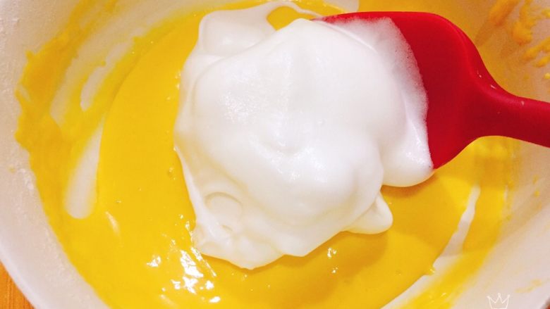 鲜果裸蛋糕（最简易的奶油水果蛋糕）,取三分之一蛋白糊到蛋黄糊中，翻拌均匀。