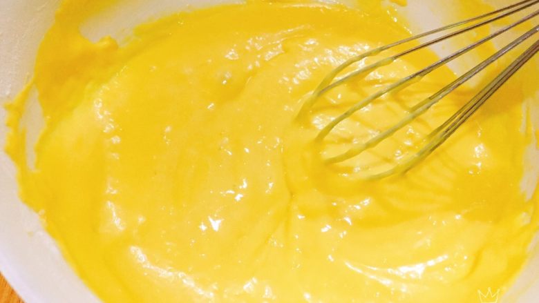 鲜果裸蛋糕（最简易的奶油水果蛋糕）,搅拌均匀至无干粉状态，蛋黄糊就做好了。