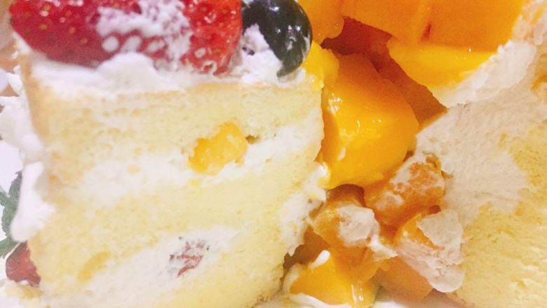 鲜果裸蛋糕（最简易的奶油水果蛋糕）,切开满满的夹心水果，太棒了