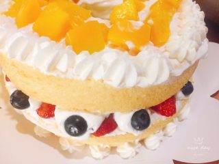 鲜果裸蛋糕（最简易的奶油水果蛋糕）,盖上一层蛋糕片，继续抹奶油放水果，直至第三层完。