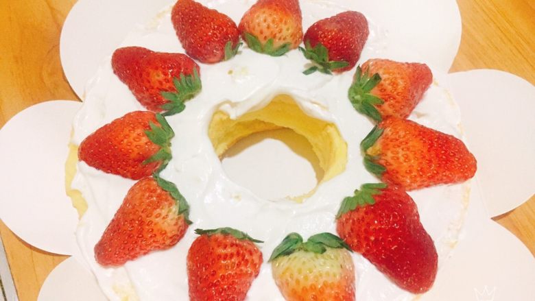 鲜果裸蛋糕（最简易的奶油水果蛋糕）,再摆上一层水果。