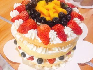 鲜果裸蛋糕（最简易的奶油水果蛋糕）,用裱花嘴挤一圈花形点缀