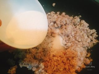 福州传统芋泥,往芋泥里加入白糖,