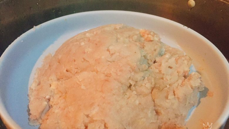 福州传统芋泥,然后把捣匀的芋泥装在碗里上蒸锅,蒸15分钟,就可以出锅了,