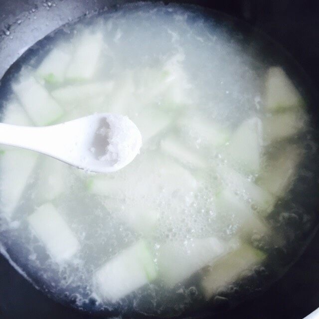 淡菜冬瓜汤,加1/2小茶匙盐搅拌均匀