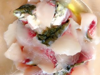 酸菜鱼,加入一个鸡蛋清，这个要慢慢的抓，轻轻的，太使劲太快蛋清会起沫子，也是抓到蛋清被鱼肉吸收，感觉抓起来粘粘的就行