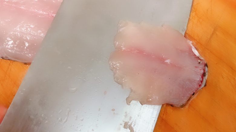 酸菜鱼,我的片法是从鱼尾巴那片，如图一片一片的把鱼片好