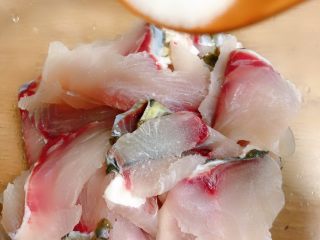 酸菜鱼,在洗干净的鱼片里放适量的盐，根据鱼的大小放哈，用手抓鱼，知道感觉鱼表面粘粘的感觉