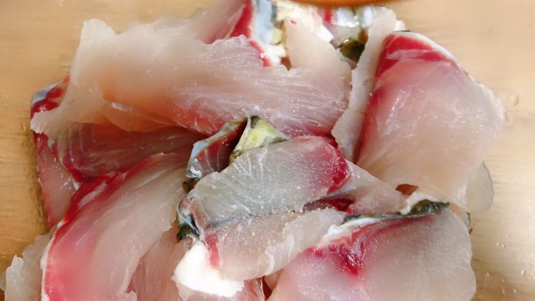 酸菜鱼,在洗干净的鱼片里放适量的盐，根据鱼的大小放哈，用手抓鱼，知道感觉鱼表面粘粘的感觉