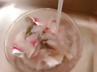 酸菜鱼,片好的鱼用流动的清水洗干净