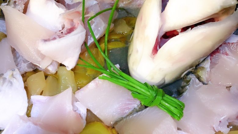酸菜鱼,加入鱼骨鱼头葱姜，煎到鱼发白