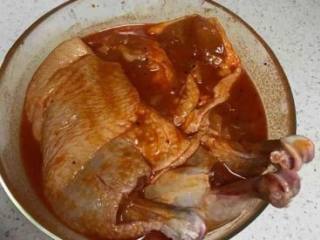 黄金烤鸡翅,调匀，放入鸡腿戴一次性手套按摩几分钟帮助入味，放入冰箱冷藏腌制4小时以上