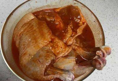 黄金烤鸡翅,调匀，放入鸡腿戴一次性手套按摩几分钟帮助入味，放入冰箱冷藏腌制4小时以上