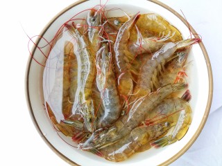 鲜嫩无比的白灼虾,将虾冲洗干净，放入加了适量白酒的清水中备用，姜切丝，蒜切末，葱切末。