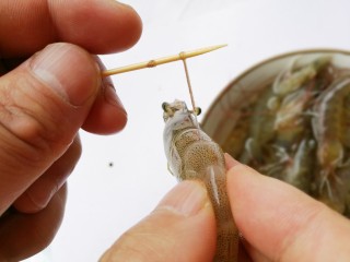 鲜嫩无比的白灼虾,用牙签挑出虾线。