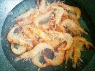 鲜嫩无比的白灼虾,倒入备好的虾，待水再次烧开后，转小火慢煮5分钟。