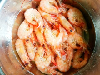 鲜嫩无比的白灼虾,然后捞出，放入冰水中备用。