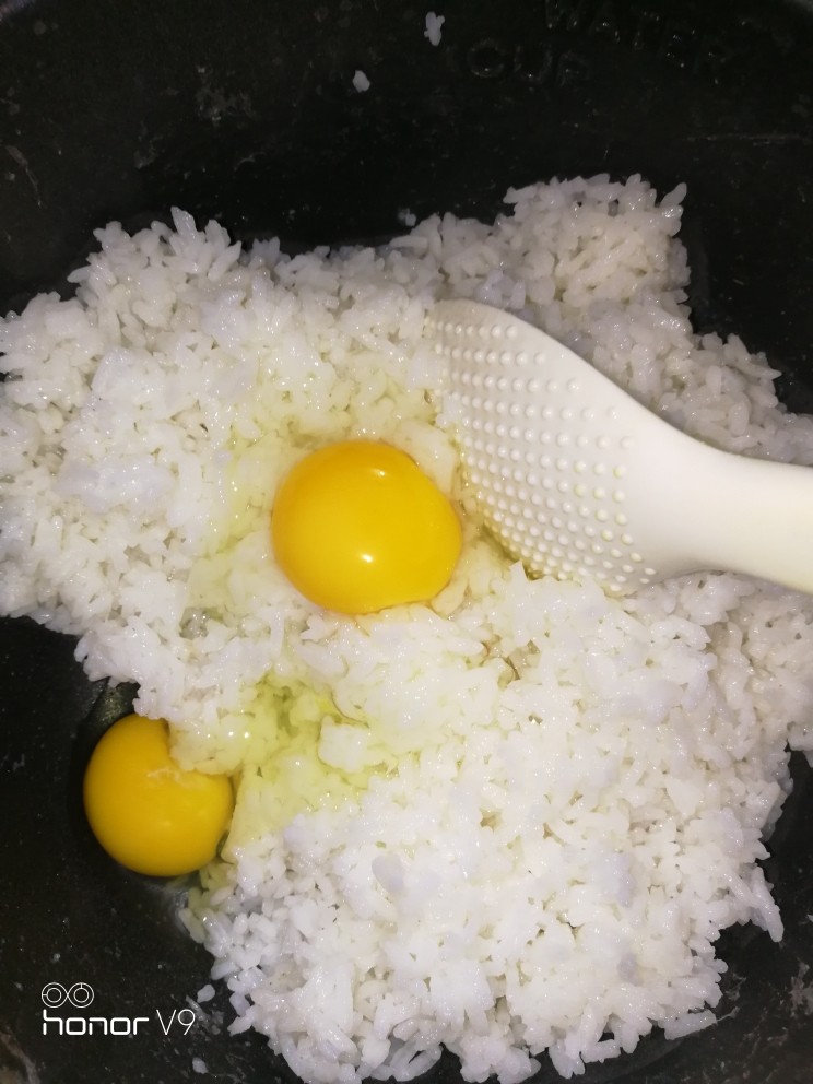 炒饭,放冷后加2颗鸡蛋