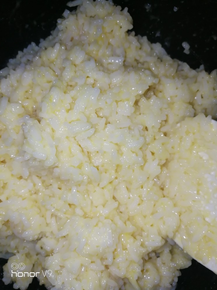 炒饭,捣碎，搅拌均匀，让每颗米粒都有鸡蛋