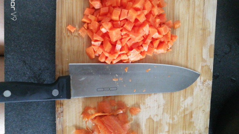 炒饭,胡萝卜洗干净，去皮，切粒。