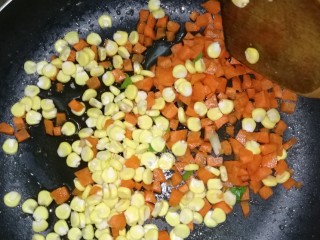 炒饭,炒虾的油放入玉米粒和胡萝卜