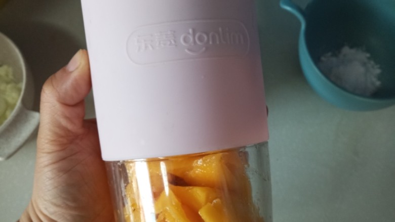芒果蛋白糖,芒果放入果汁杯