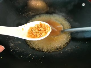 韭菜卷粿,汤汁煮开冒泡糊状即可调入炸好的蒜头油。关火。