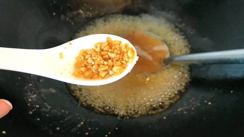 韭菜卷粿,汤汁煮开冒泡糊状即可调入炸好的蒜头油。关火。