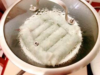韭菜卷粿,盖上锅盖，蒸约18分钟。