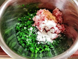 韭菜卷粿,按口味调入盐、佐料少许、生粉，在韭菜淋上些许食用油，保持菜的翠绿。